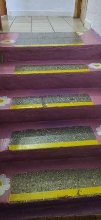 2. Контрастная лента для ступеней для инвалидов по зрению